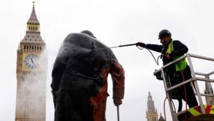 Das Denkmal für Churchill im Zentrum von London wurde nach der Farbattacke abgespült. 