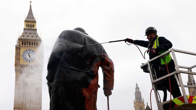 Das Denkmal für Churchill im Zentrum von London wurde nach der Farbattacke abgespült.