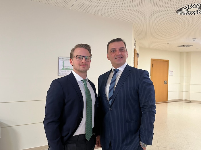 Verteidiger Dominik Wild und Opfervertreter Mirsad Musliu (re.) genauso versöhnlich wie ihre ...