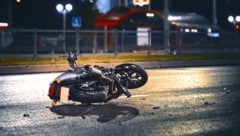 Der jugendliche Motorradfahrer wurde bei dem Unfall besonders am Knie schwer verletzt.
