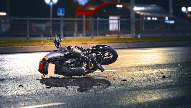 Der jugendliche Motorradfahrer wurde bei dem Unfall besonders am Knie schwer verletzt.