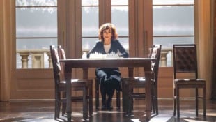 Andrea Eckert ist in Anna-Luisa Vieregges Wannseekonferenz-Bühnenvilla eindringliche Erzählerin, ...