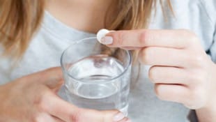 Die tägliche Einnahme von Aspirin erhöht laut einer neuen Studie das Risiko für Blutungen und ...