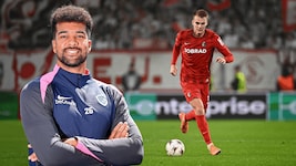 Tobias Lawal (l.) trifft mit Genk auf Philipp Lienharts (r.) SC Freiburg.