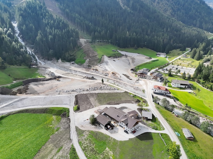 Nach den Muren im Gschnitztal hat man Teile des Geschiebes beim Bau neuer Schutzdämme verwendet.
