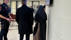 Die junge IS-Anhängerin wird vollverschleiert zum Prozess im Landl vorgeführt.