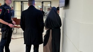 Die junge IS-Anhängerin wird vollverschleiert zum Prozess im Landl vorgeführt.