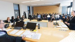JusHAK Schüler aus ganz Österreich simulierten im Landesgericht in Innsbruck einen Fall. Im Bild ...