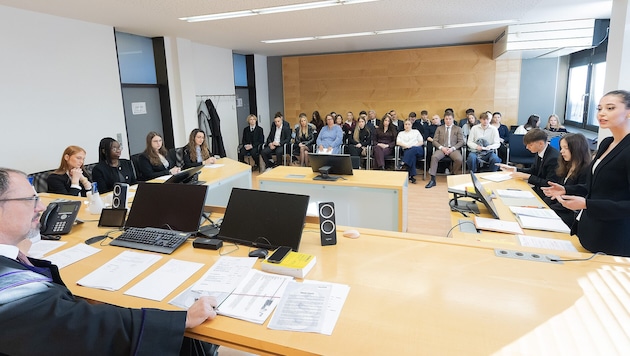 JusHAK Schüler aus ganz Österreich simulierten im Landesgericht in Innsbruck einen Fall. Im Bild ...