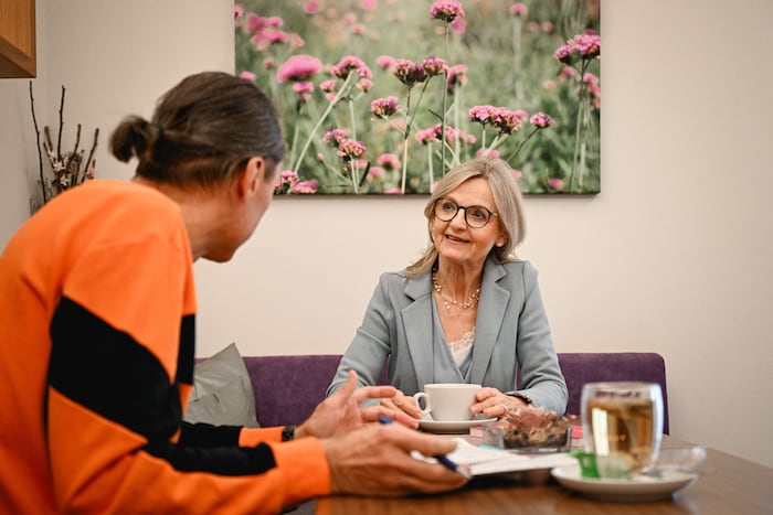„Krone“-Redakteur Jürgen Pachner beim Interview mit Eliabeth Rabeder.