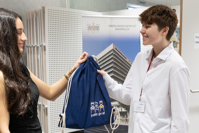 Jeder der anwesenden Schüler bekam als Geschenk ein Goodie-Bag überreicht.