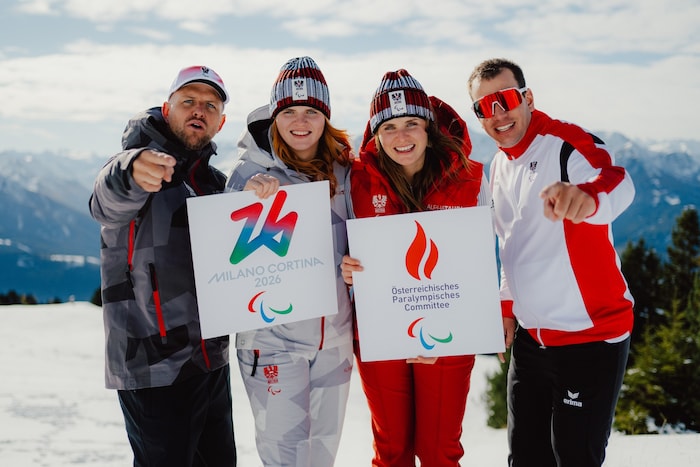 Veronika (2.v.l.) und Elisabeth Aigner (3.v.l.)