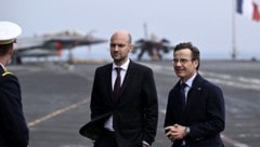 Schwedens Regierungschef Ulf Kristersson (im Bild rechts mit Frankreichs Verteidigungsminister ...