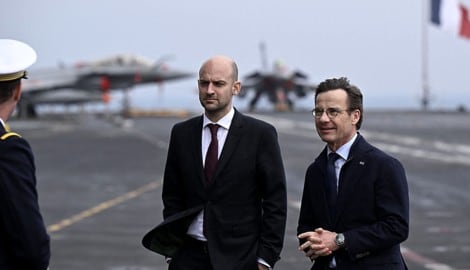 Schwedens Regierungschef Ulf Kristersson (im Bild rechts mit Frankreichs Verteidigungsminister ...