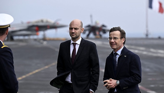 Schwedens Regierungschef Ulf Kristersson (im Bild rechts mit Frankreichs Verteidigungsminister ...