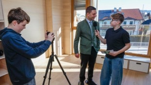 Luca und Bastian beim Interview mit Ortschef Robert Bimminger.