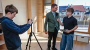 Luca und Bastian beim Interview mit Ortschef Robert Bimminger.