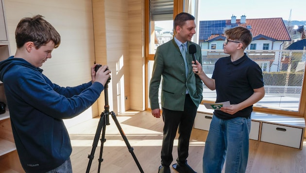 Luca und Bastian beim Interview mit Ortschef Robert Bimminger.