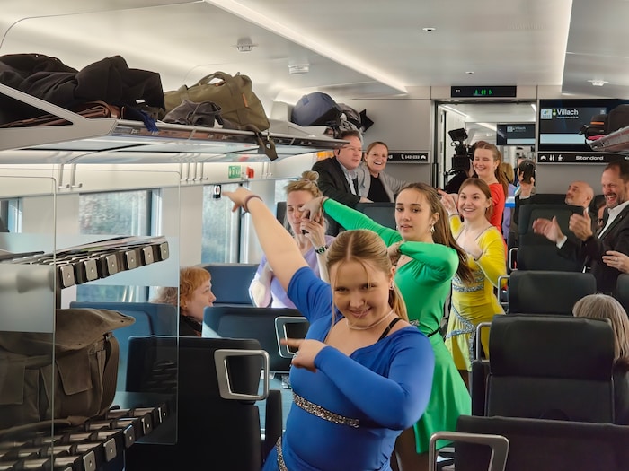 WoMen Art lockerten die Zugpremiere mit Tänzen auf.