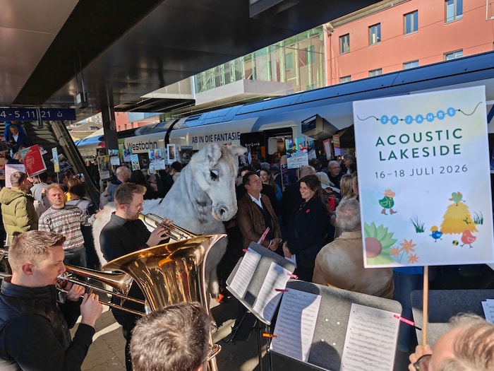 Die kulturelle Plakatkarawane und Prominenz wurden in Klagenfurt musikalisch begrüßt.