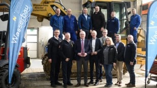 Das Team des Landes-Flussbauhofes Plosdorf mit Feuerwehrvertretern, Pernkopf und Angelmaier.