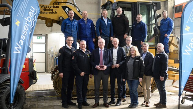 Das Team des Landes-Flussbauhofes Plosdorf mit Feuerwehrvertretern, Pernkopf und Angelmaier.