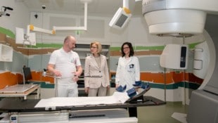 Zur Visite auf der Radiologie mit Dr. Petra Georg und Dr. Metz (o.) sowie auf der Pneumologie ...