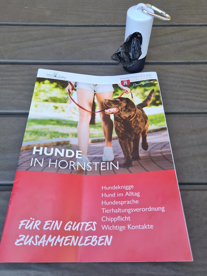 Hunde-Gackerl-Sackerl-Spender und Broschüre bei der Anmeldung eines Vierbeiners.