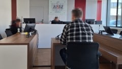 Der Platz rechts neben dem Angeklagten blieb leer. Er verzichtete auf die Dienste eines Anwalts.