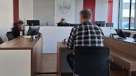 Der Platz rechts neben dem Angeklagten blieb leer. Er verzichtete auf die Dienste eines Anwalts.