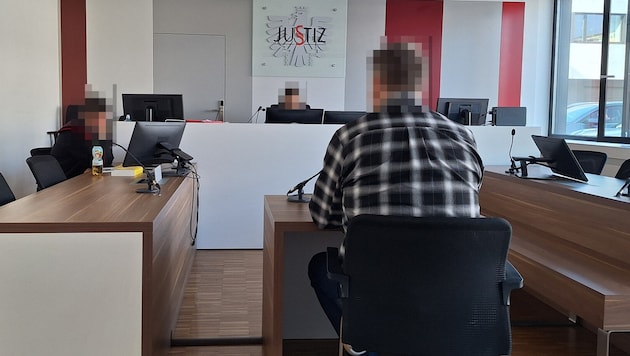 Der Platz rechts neben dem Angeklagten blieb leer. Er verzichtete auf die Dienste eines Anwalts.