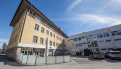 Der verurteilte Straftäter konnte bei einer Behandlung im Krankenhaus in Natters entkommen.