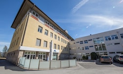 Der verurteilte Straftäter konnte bei einer Behandlung im Krankenhaus in Natters entkommen.