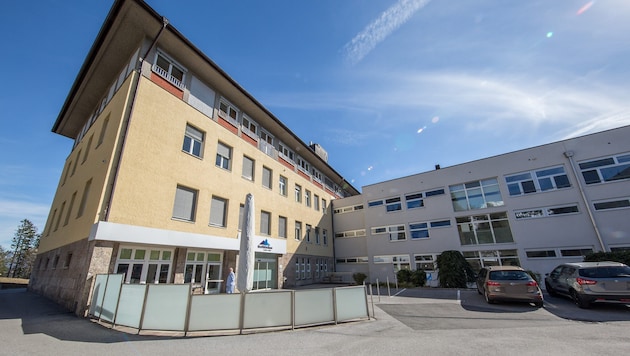 Der verurteilte Straftäter konnte bei einer Behandlung im Krankenhaus in Natters entkommen.