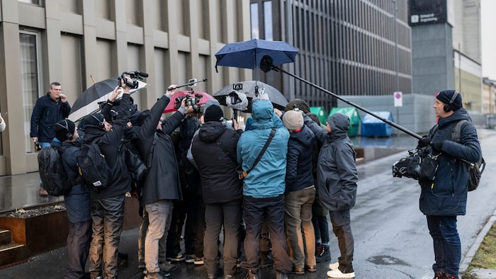 Andrang vor dem Verhör der Morettis