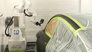 Der Lackierroboter kann präzise auch größere Flächen in einem Schwung erledigen. „Robert“ ...