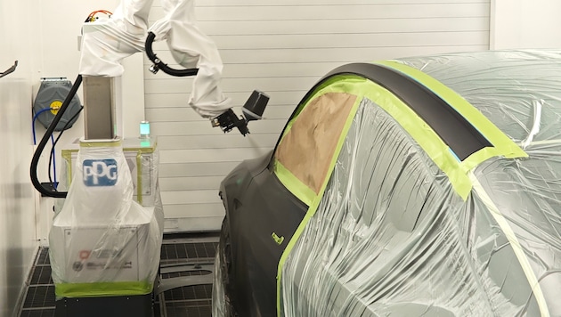 Der Lackierroboter kann präzise auch größere Flächen in einem Schwung erledigen. „Robert“ ...