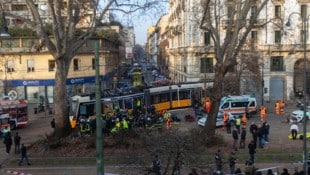 In Mailand ist ein Fußgänger ums Leben gekommen, der von einer entgleisten Straßenbahn erfasst ...
