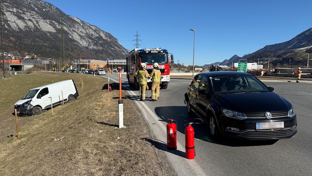 Der Klein-Lkw geriet beim missglückten Ausweichmanöver von der Straße ab.