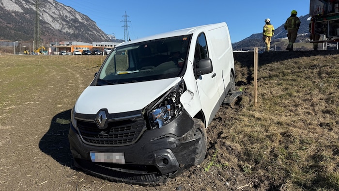 Die beiden Rumänen landeten mit dem Klein-Lkw in einem Feld.