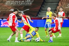 Johannes Moser (re.) leitete das 1:0 ein.