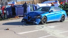 Der 84-Jährige war beim Autoüberschlag in Haag am Hausruck aus dem Wrack (li.) geschleudert ...