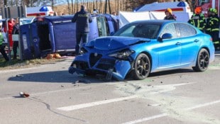 Der 84-Jährige war beim Autoüberschlag in Haag am Hausruck aus dem Wrack (li.) geschleudert ...