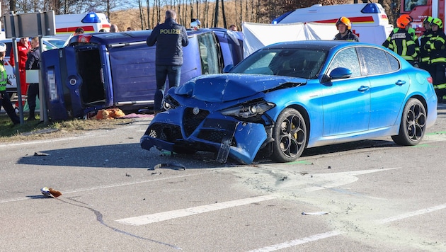 Der 84-Jährige war beim Autoüberschlag in Haag am Hausruck aus dem Wrack (li.) geschleudert ...