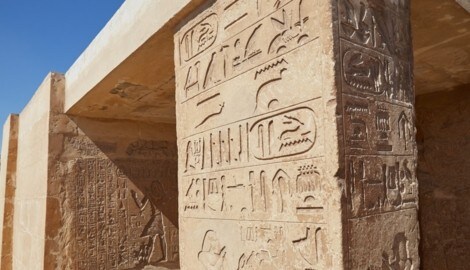 In Ägypten hat ein Reiseführer auf die Oberfläche einer jahrtausendealten Pyramide gekritzelt ...