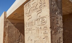 In Ägypten hat ein Reiseführer auf die Oberfläche einer jahrtausendealten Pyramide gekritzelt ...