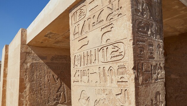In Ägypten hat ein Reiseführer auf die Oberfläche einer jahrtausendealten Pyramide gekritzelt ...