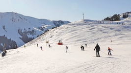 Einfach die Ski anschnallen – und los geht die Pistengaudi in den heimischen ...