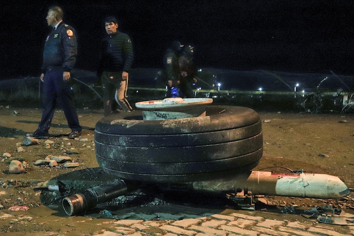 Die Militärmaschine kam bei der Landung von der Piste ab