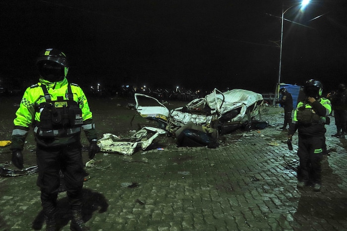 Mehrere Fahrzeuge wurden zu einem Haufen Schrott zerquetscht. Die Zahl der Todesopfer könnte ...